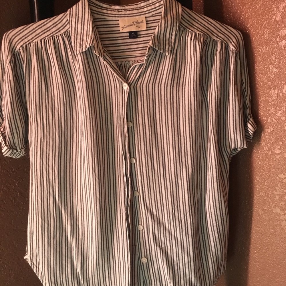 Short sleeve button up